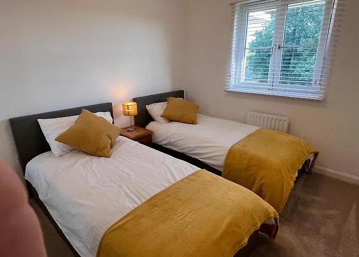 Modern 2 Bedroom Flat In Quiet Village W/ Ensuite