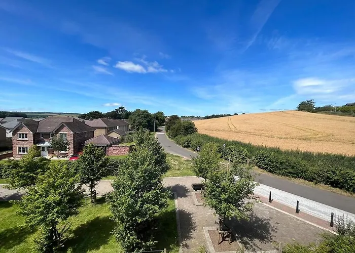 Modern 2 Bedroom Flat In Quiet Village W/ Ensuite