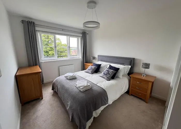 Modern 2 Bedroom Flat In Quiet Village W/ Ensuite