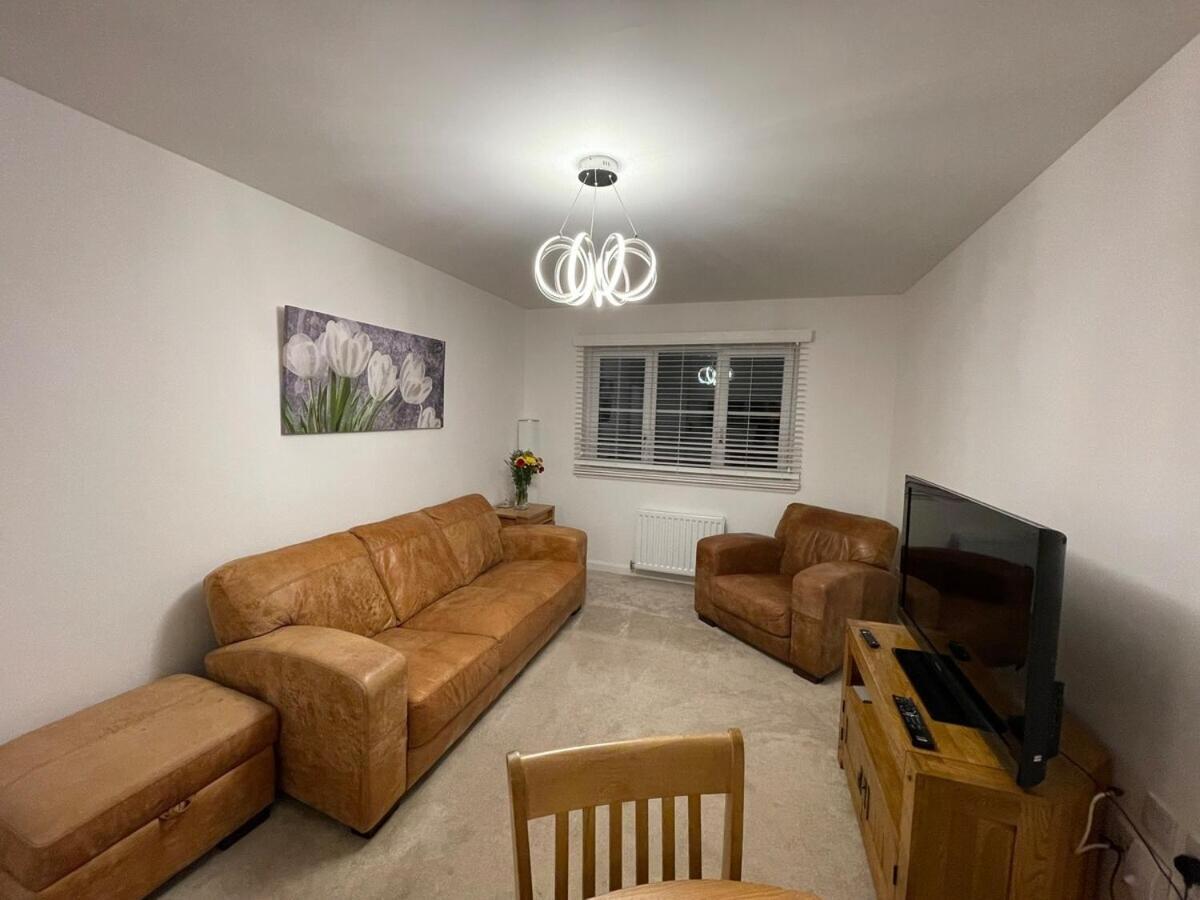 Modern 2 Bedroom Flat In Quiet Village W/ Ensuite *