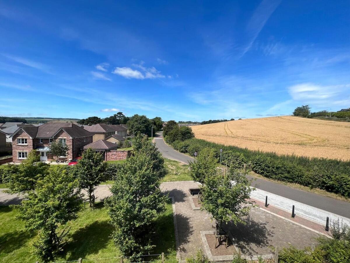Apartment Modern 2 Bedroom Flat In Quiet Village W/ Ensuite *