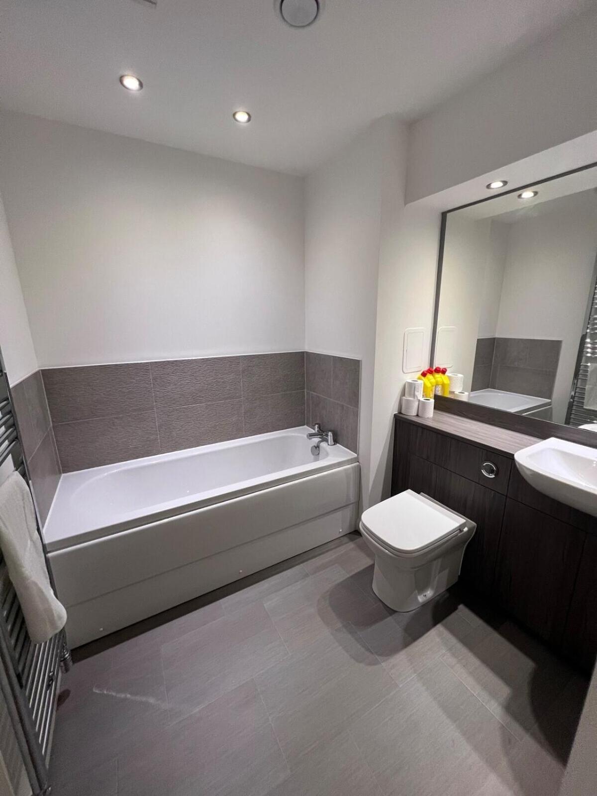 Apartment Modern 2 Bedroom Flat In Quiet Village W/ Ensuite