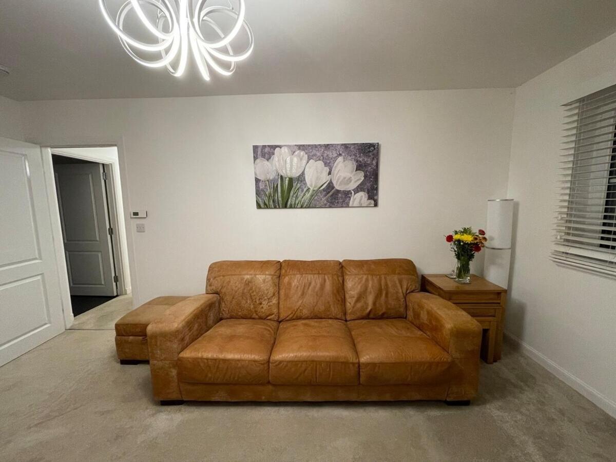 Modern 2 Bedroom Flat In Quiet Village W/ Ensuite *